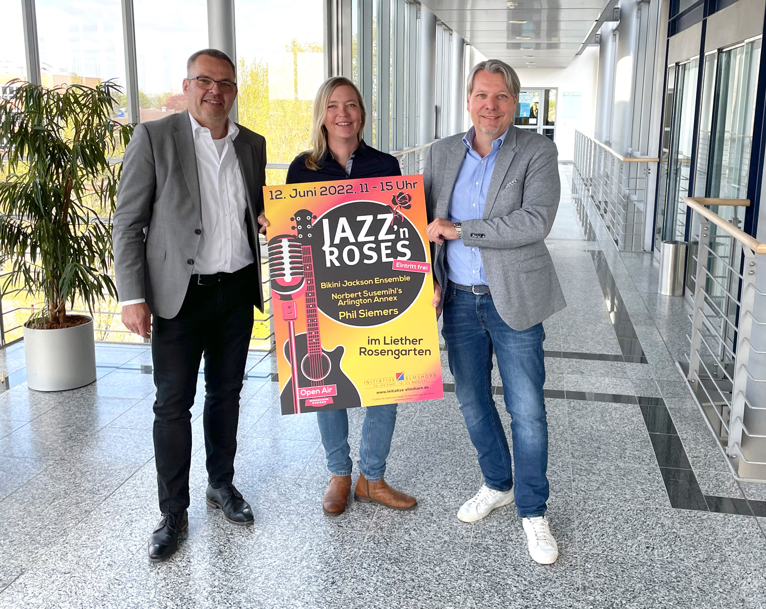 Das Veranstalterteam von JNR präsentiert das Konzertplakat 2022: v.l. Stephan Kühl, Kristin Bey, Jens Feddersen